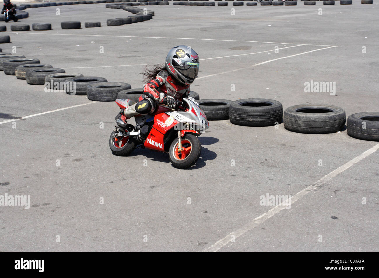 Motor racing sur vélos miniatures. Banque D'Images