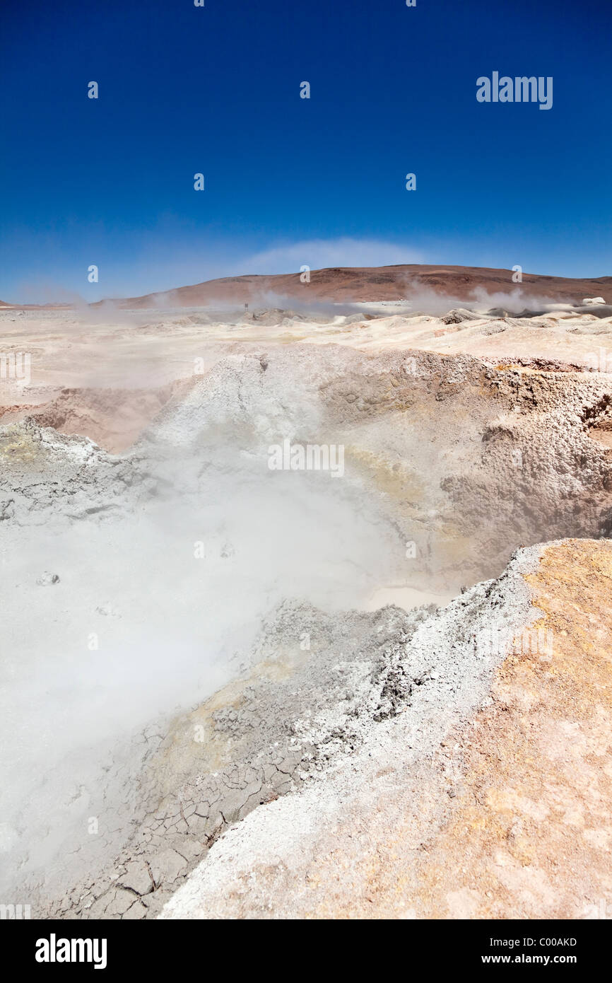 Sol de Mañana en champ géothermique sur Lípez, Potosi, le sud-ouest, la Bolivie, l'Amérique du Sud. Banque D'Images