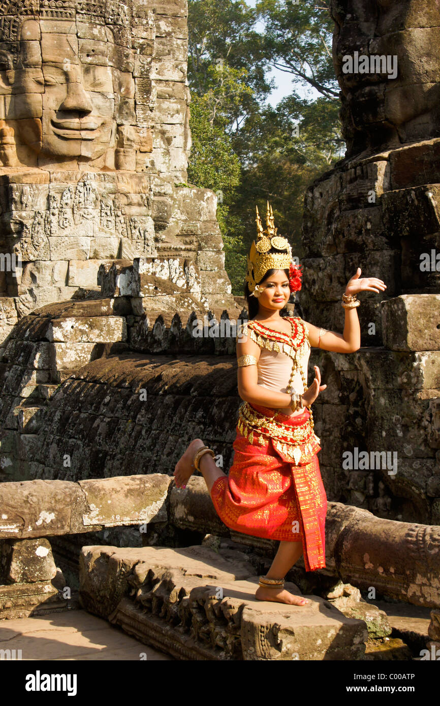 Danseuse à l'Apsara Du Bayon d'Angkor Thom, Siem Reap, Cambodge Banque D'Images