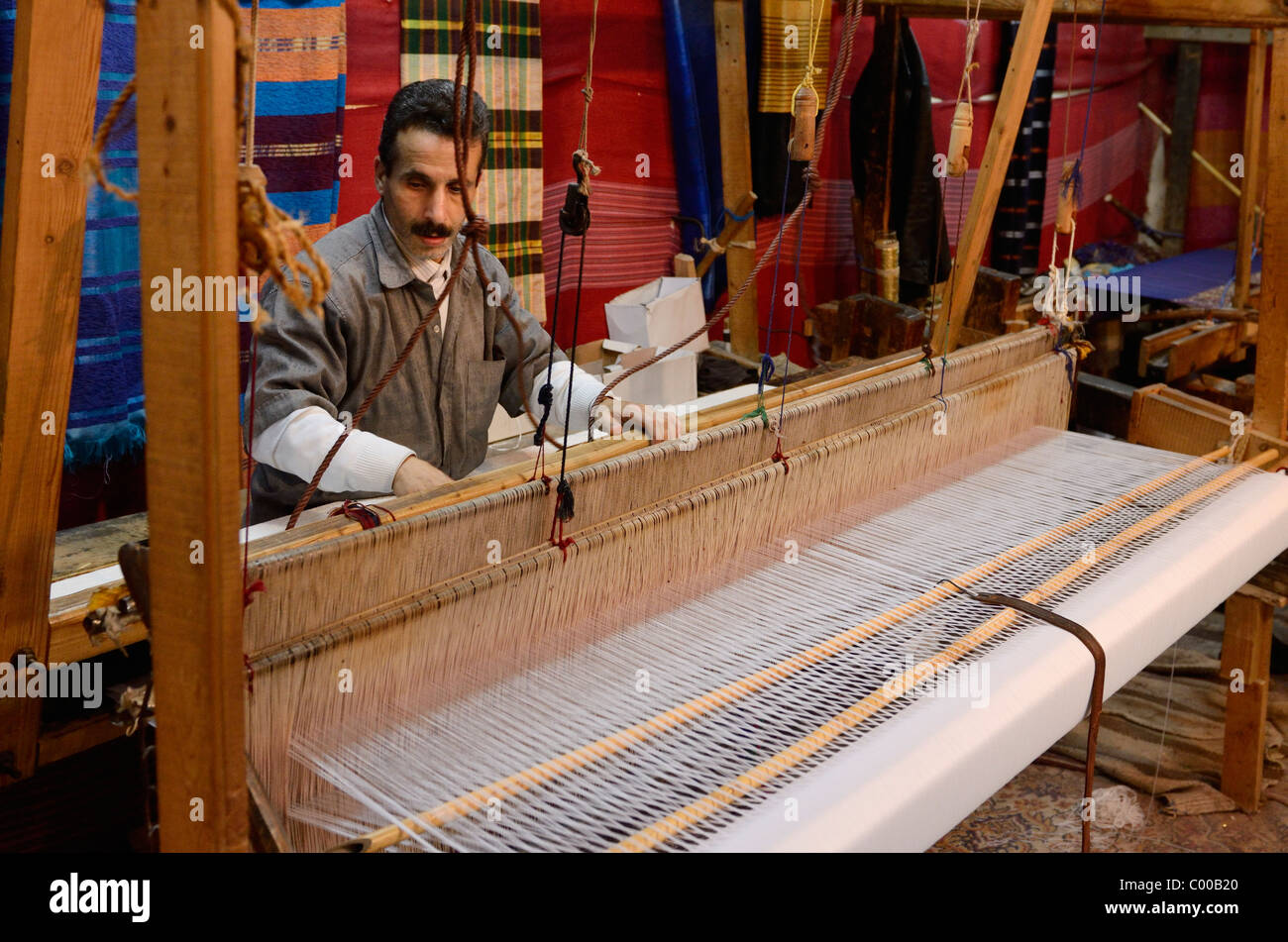 Weaver configuration d'une main en bois horizontales à tisser dans un chiffon shop Fes Maroc Banque D'Images