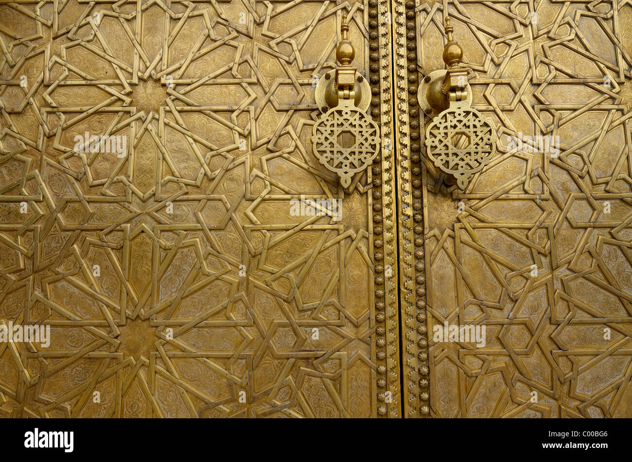 Détail de la gravure complexe sur les portes et les poignées en laiton pour le palais Dar El Makhzen à Fes El Jadid Fez Maroc Banque D'Images