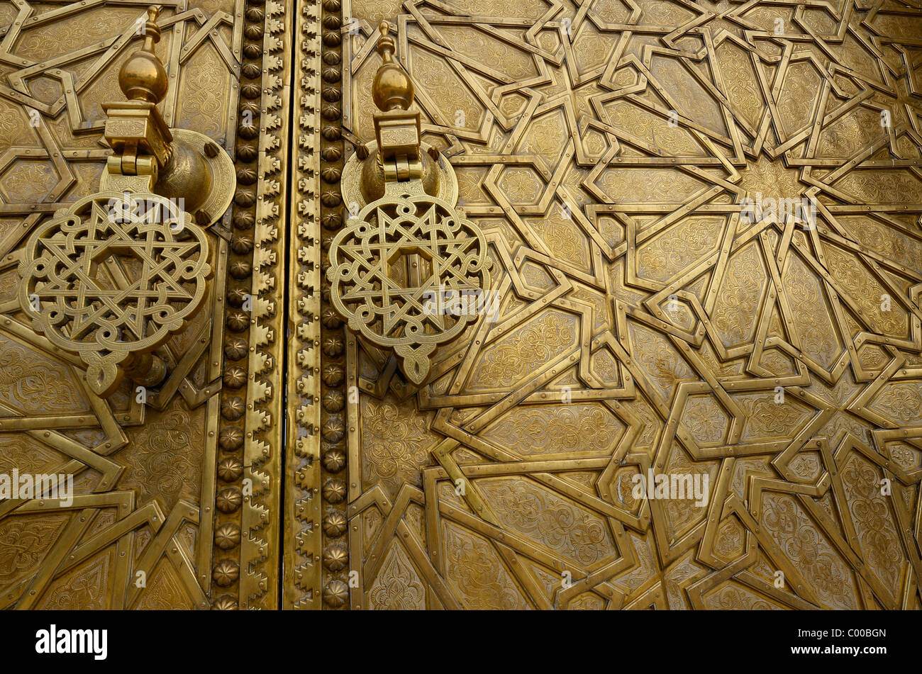 Close up de gravure détaillée et les heurtoirs sur l'airain des portes sur le palais Dar El Makhzen à fes maroc Banque D'Images