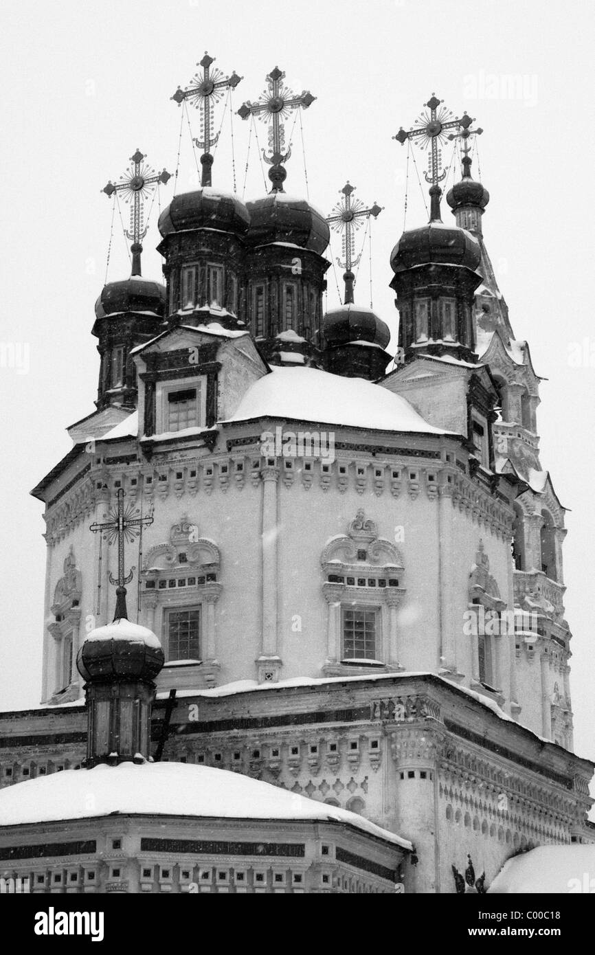 Hiver neige scène à l'église Russe, ville Verkhoturye, oblast de Sverdlovsk, Fédération de Russie Banque D'Images