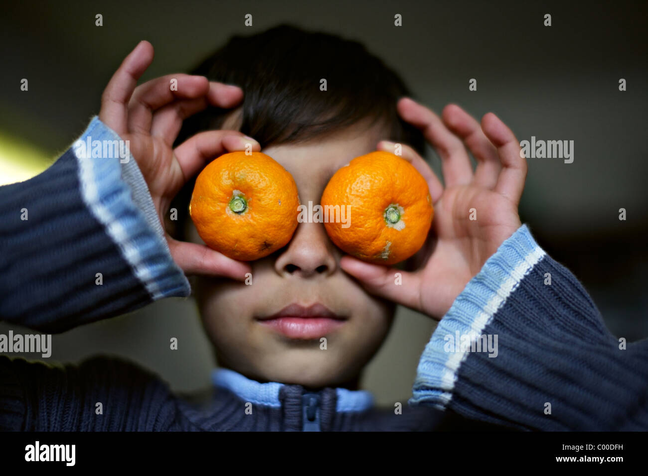Garçon avec des yeux orange Banque D'Images