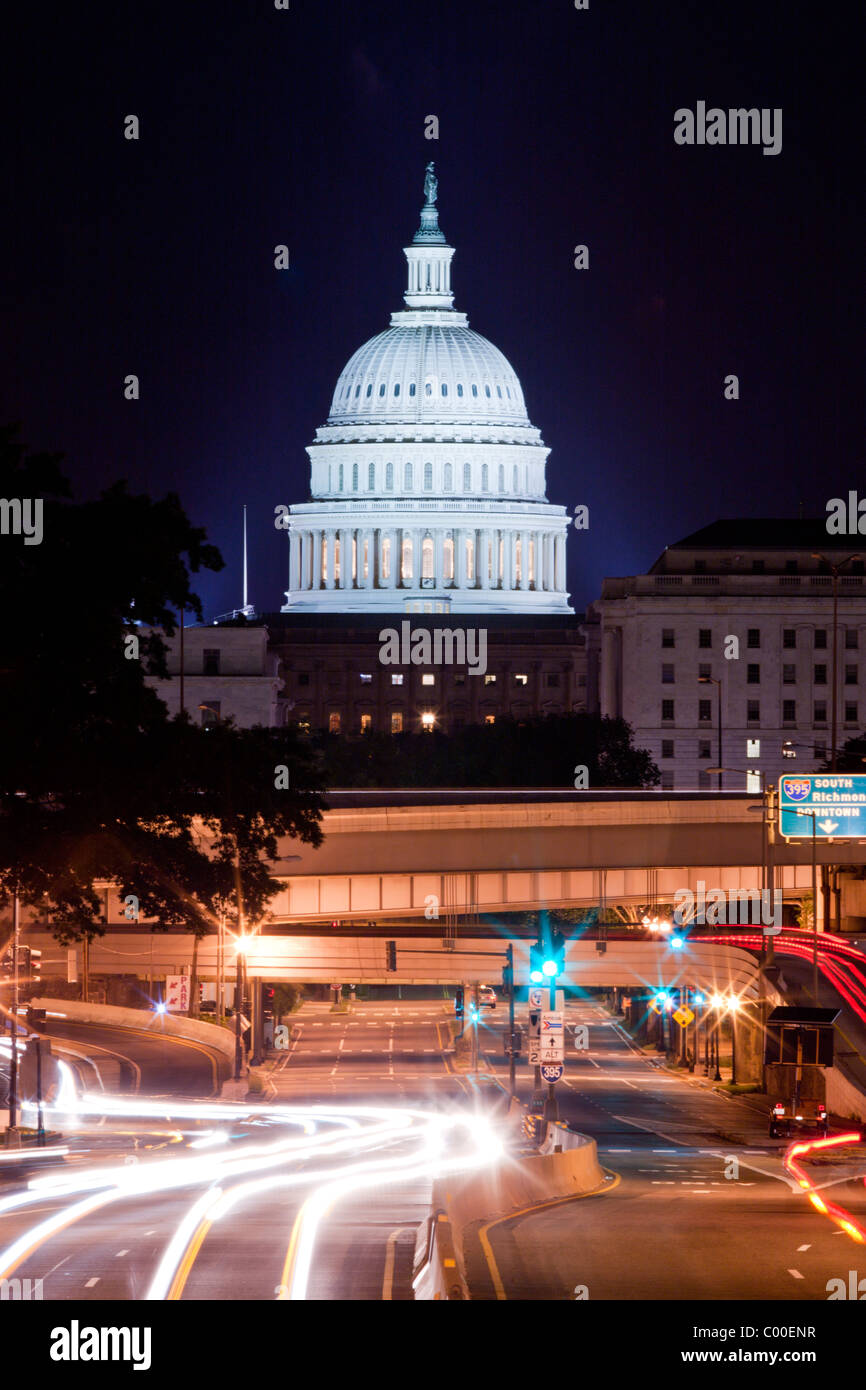 États-unis, District de Columbia, Washington, DC, Capitol Building se profile au-dessus de la circulation sur l'Avenue de New York sur soirée d'été Banque D'Images