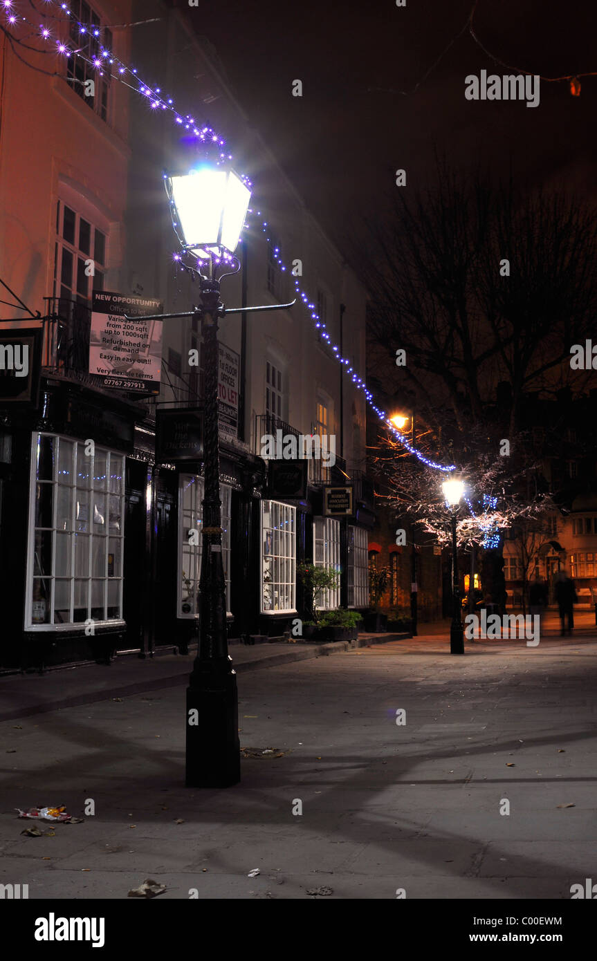 Le Woburn à pied une paisible rue de Londres la nuit Banque D'Images