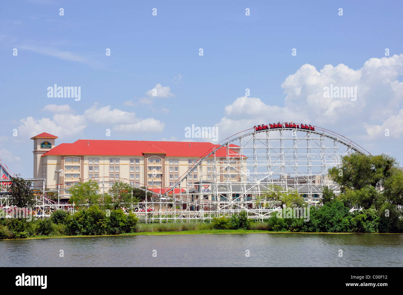 Six Flags Over Texas l'hébergement et des manèges, Fort Worth - Arlington, TX, États-Unis d'Amérique Banque D'Images