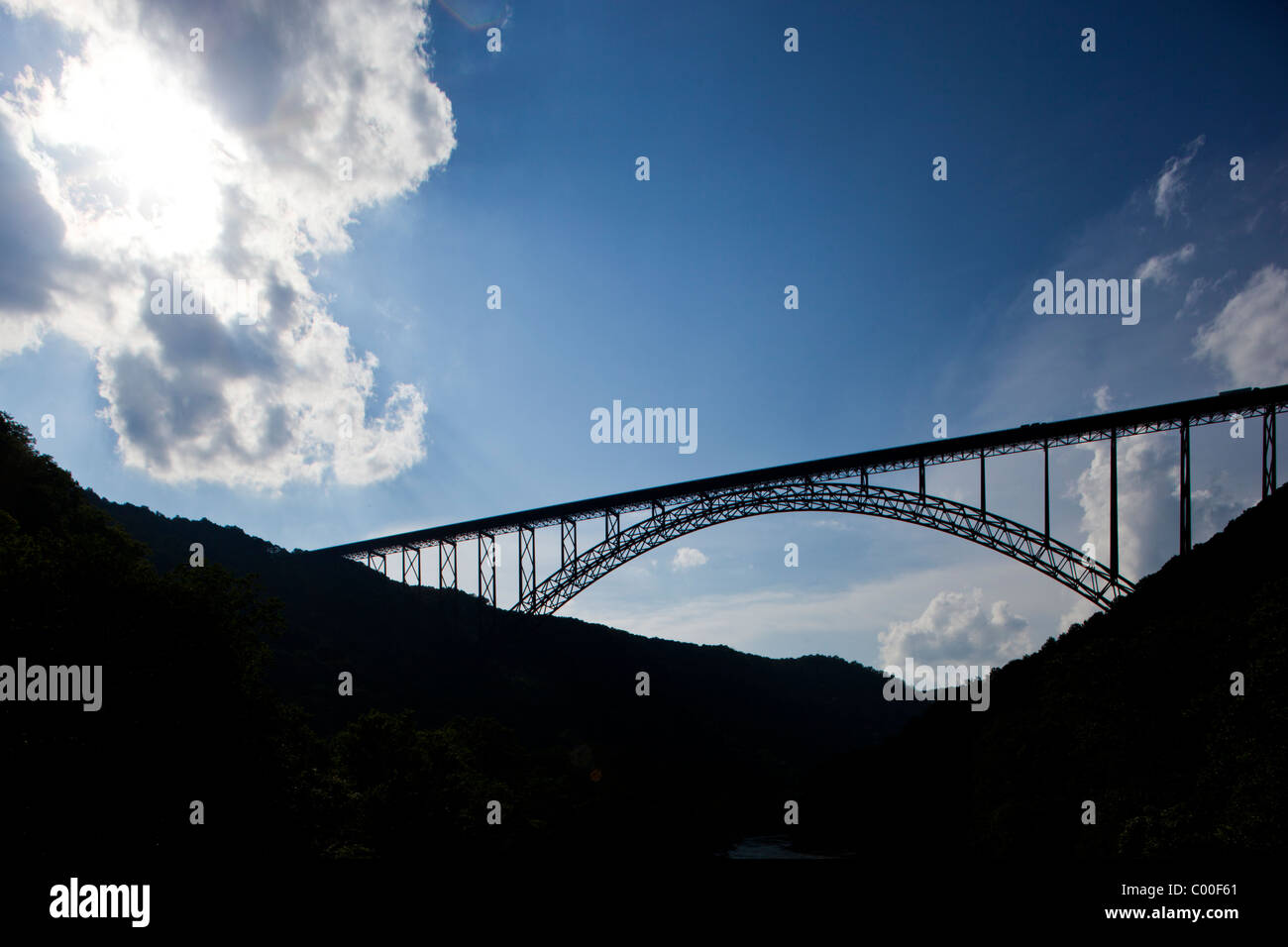 USA, West Virginia, Fayetteville, Silhouette de New River Gorge Bridge dans les Appalaches Banque D'Images