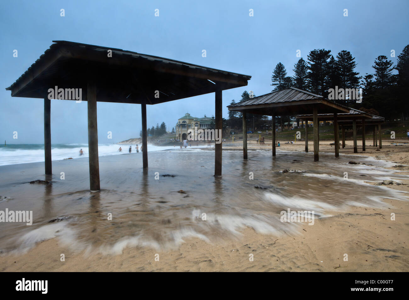 Exceptionnellement grandes ondes de marée haute à Cottesloe Beach causées par le Cyclone Bianca Banque D'Images
