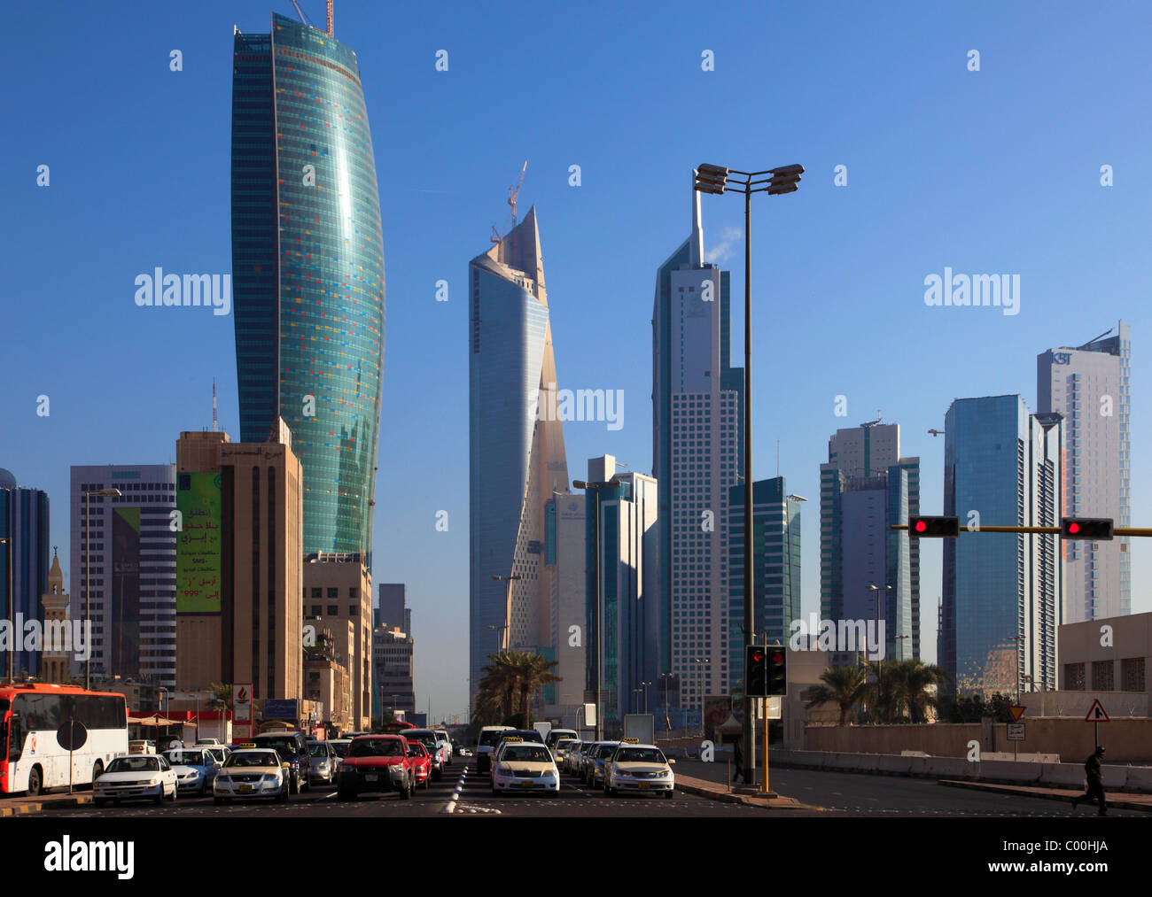 Le Koweït, Koweït City, scène de rue, des gratte-ciel, d'horizon, Banque D'Images