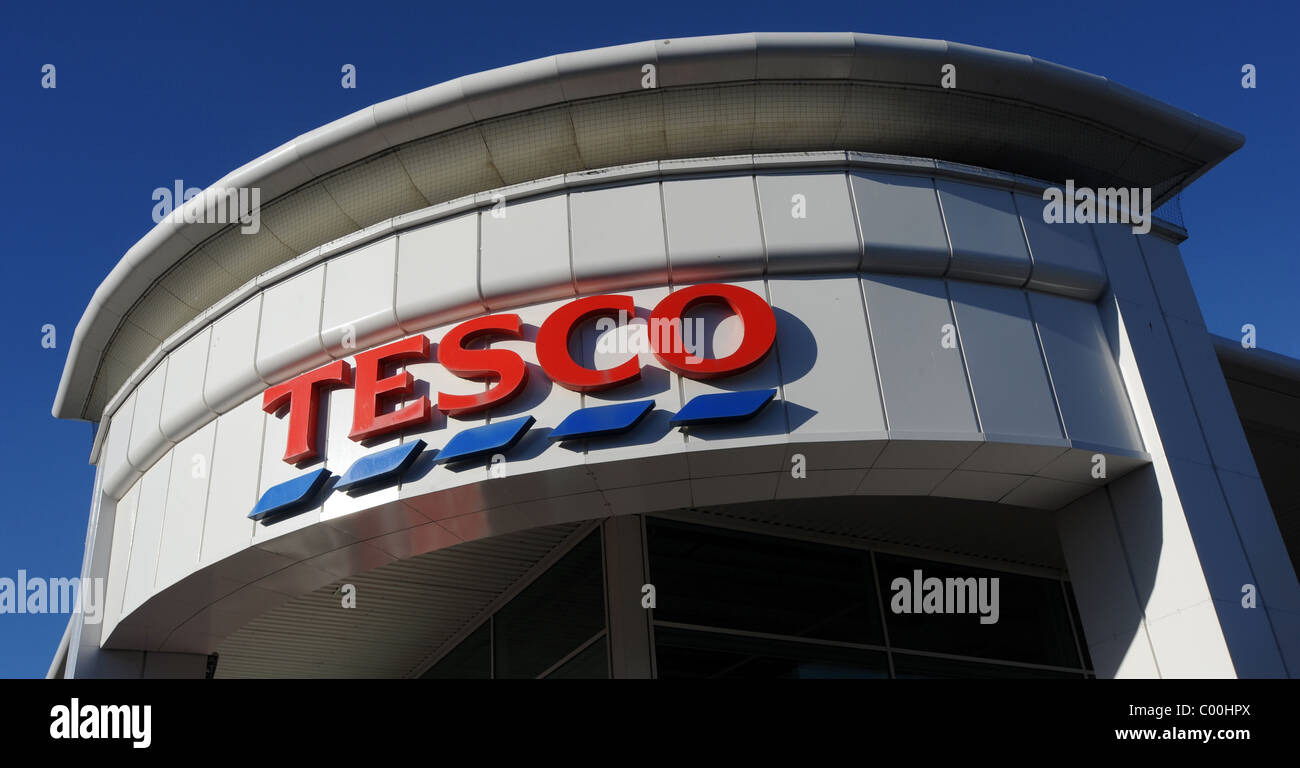 Un supermarché Tesco signer plus de leur magasin à Hove Banque D'Images