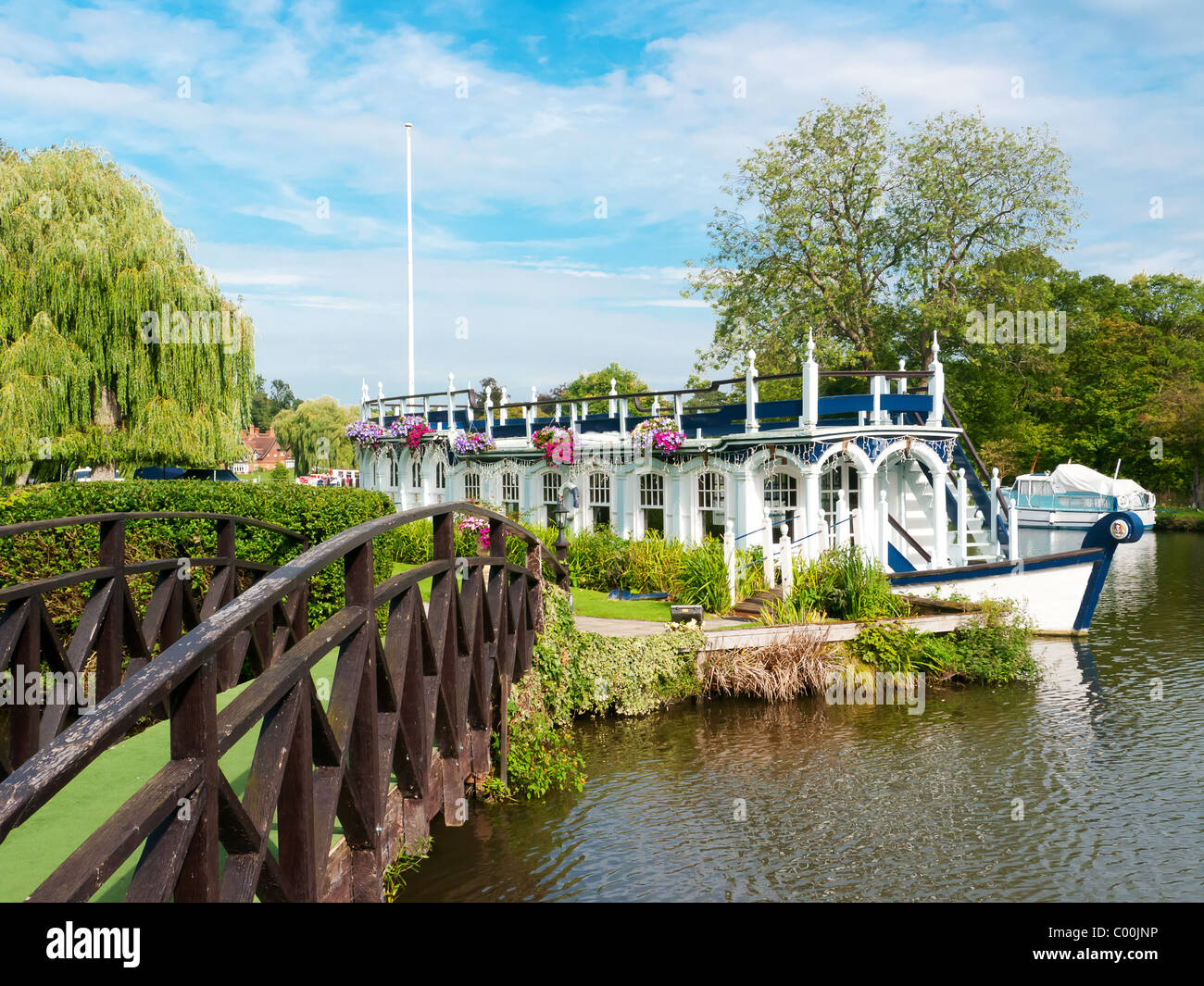 Magdalen College péniche amarrée sur la Tamise par l'hôtel Swan at Streatley,-on-Thames, Oxfordshire, UK Banque D'Images