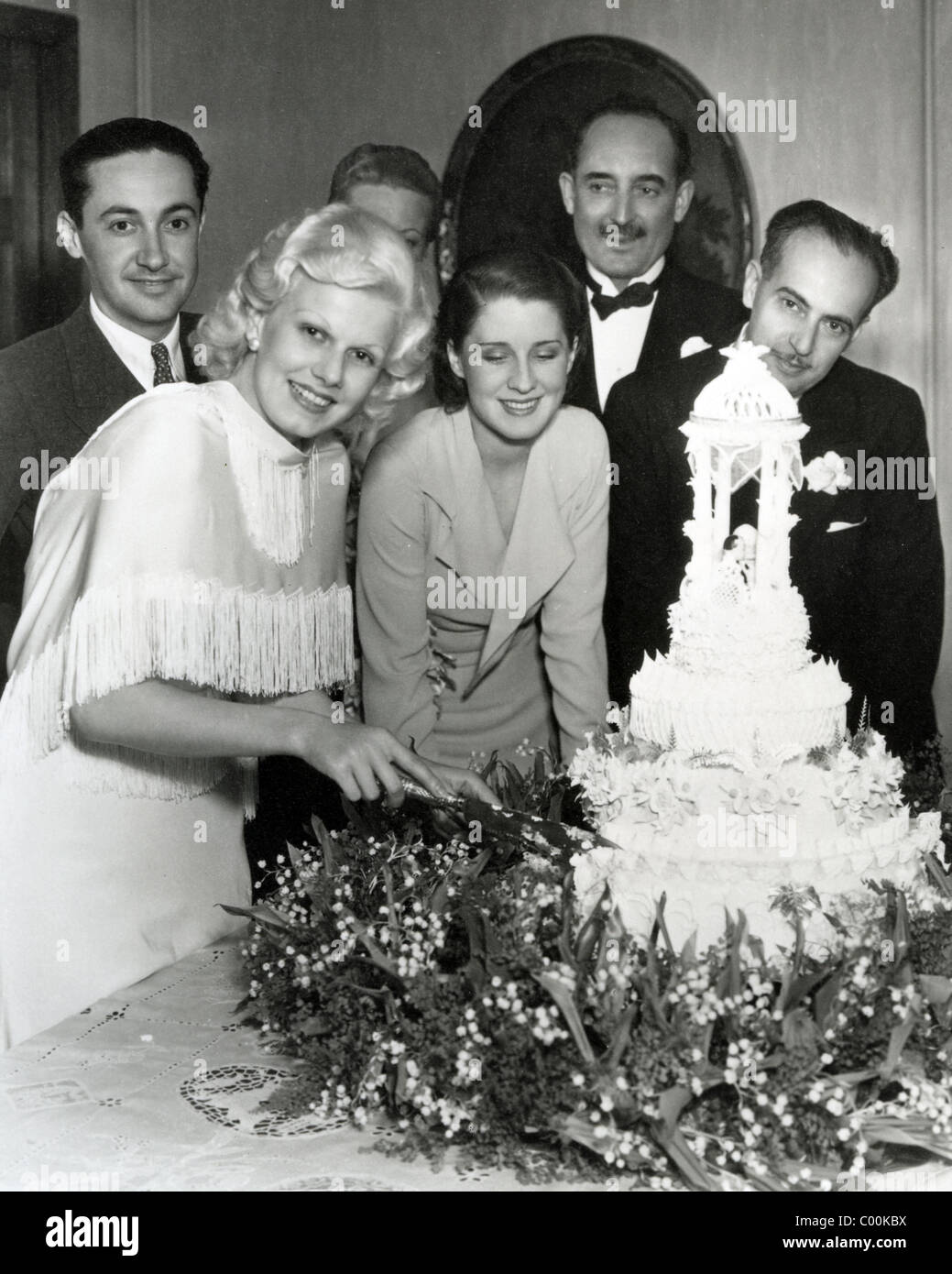 JEAN HARLOW coupe le cake à son mariage à Paul Bern à droite 2 juillet  1932. Irving Thalberg à gauche et Marino Bello dans bowtie Photo Stock -  Alamy