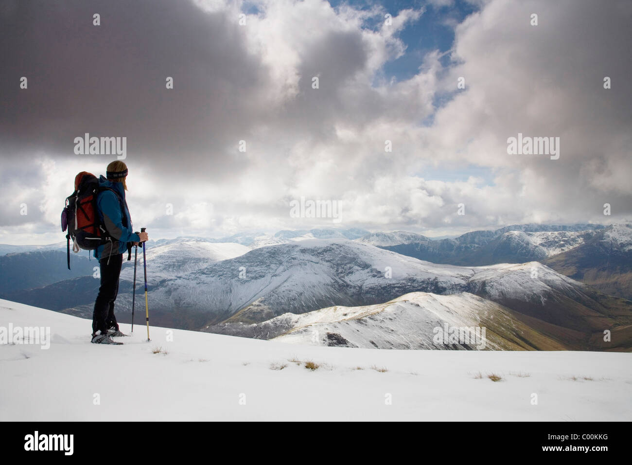Randonneur surplombant la vallée de Newlands couvertes de neige Banque D'Images