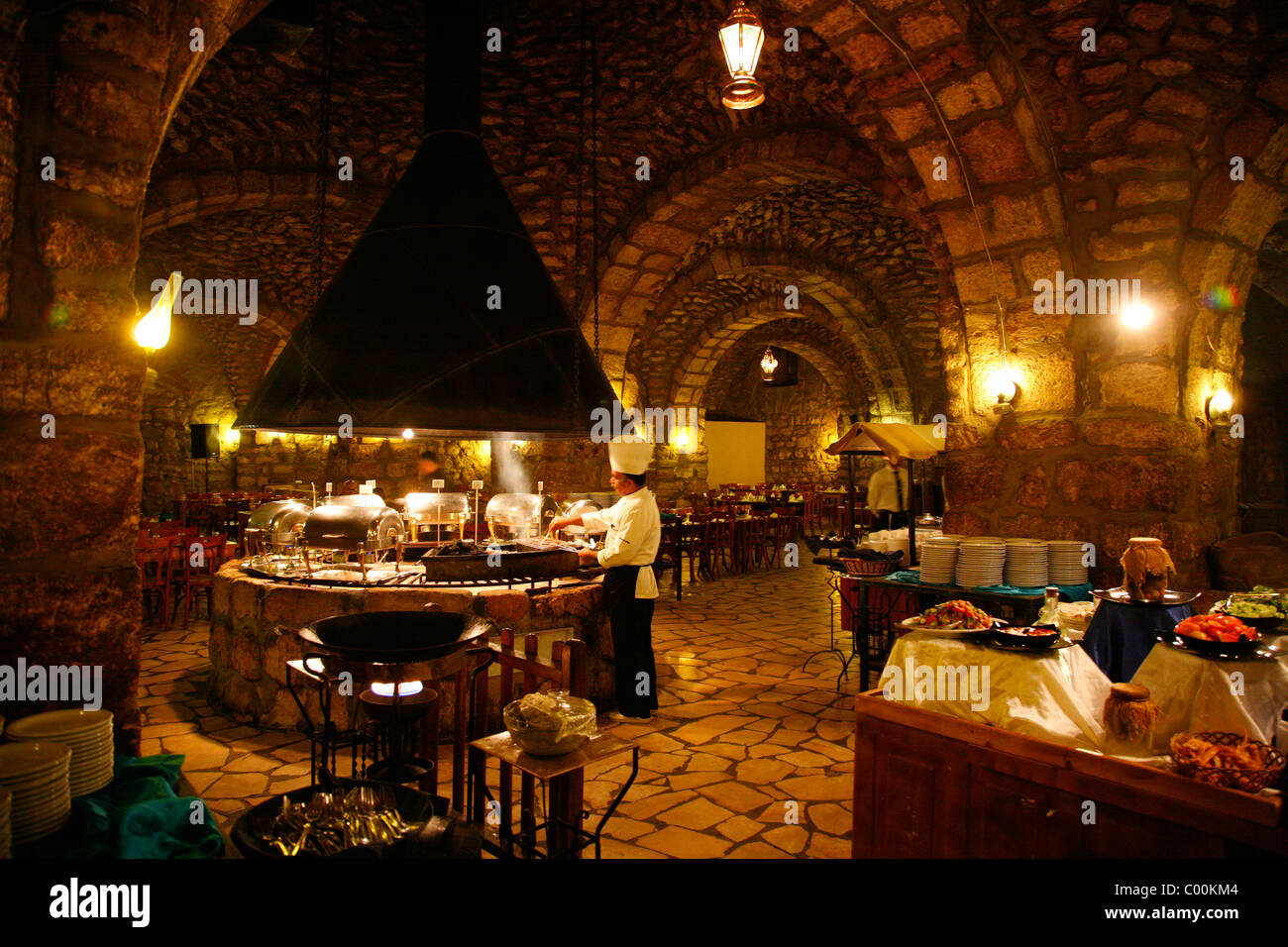 Dîner buffet dans le célèbre restaurant Zeman Kan à la périphérie d'Amman, en Jordanie. Banque D'Images