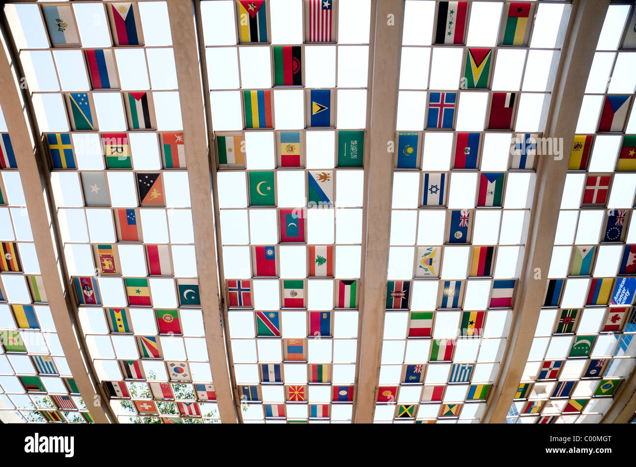 Carreaux de plafond représentant des drapeaux nationaux sur un abri à Atlanta Georgia USA city park Banque D'Images