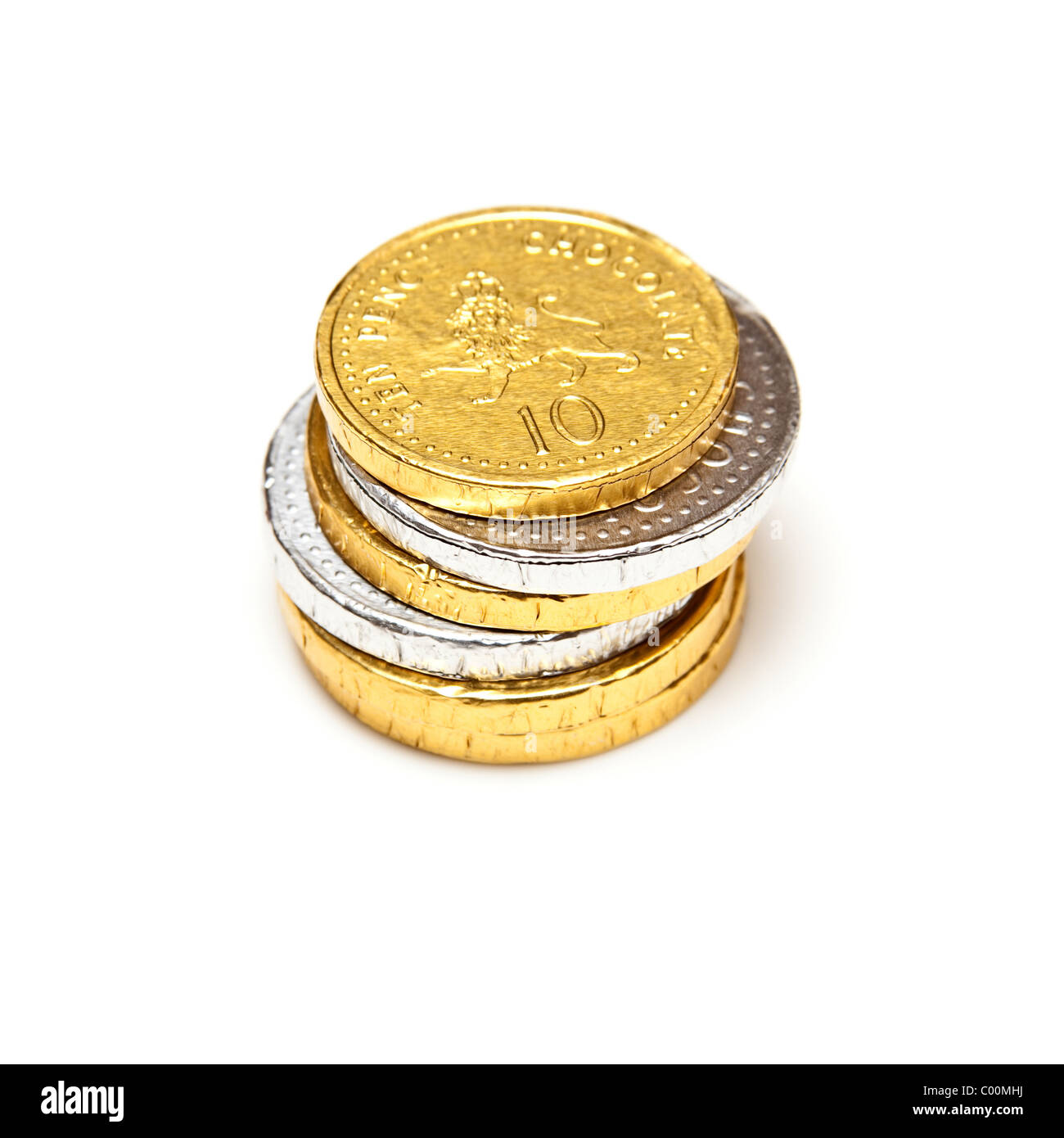 Pièces de monnaie de chocolat blanc isolé sur un fond de studio. Banque D'Images