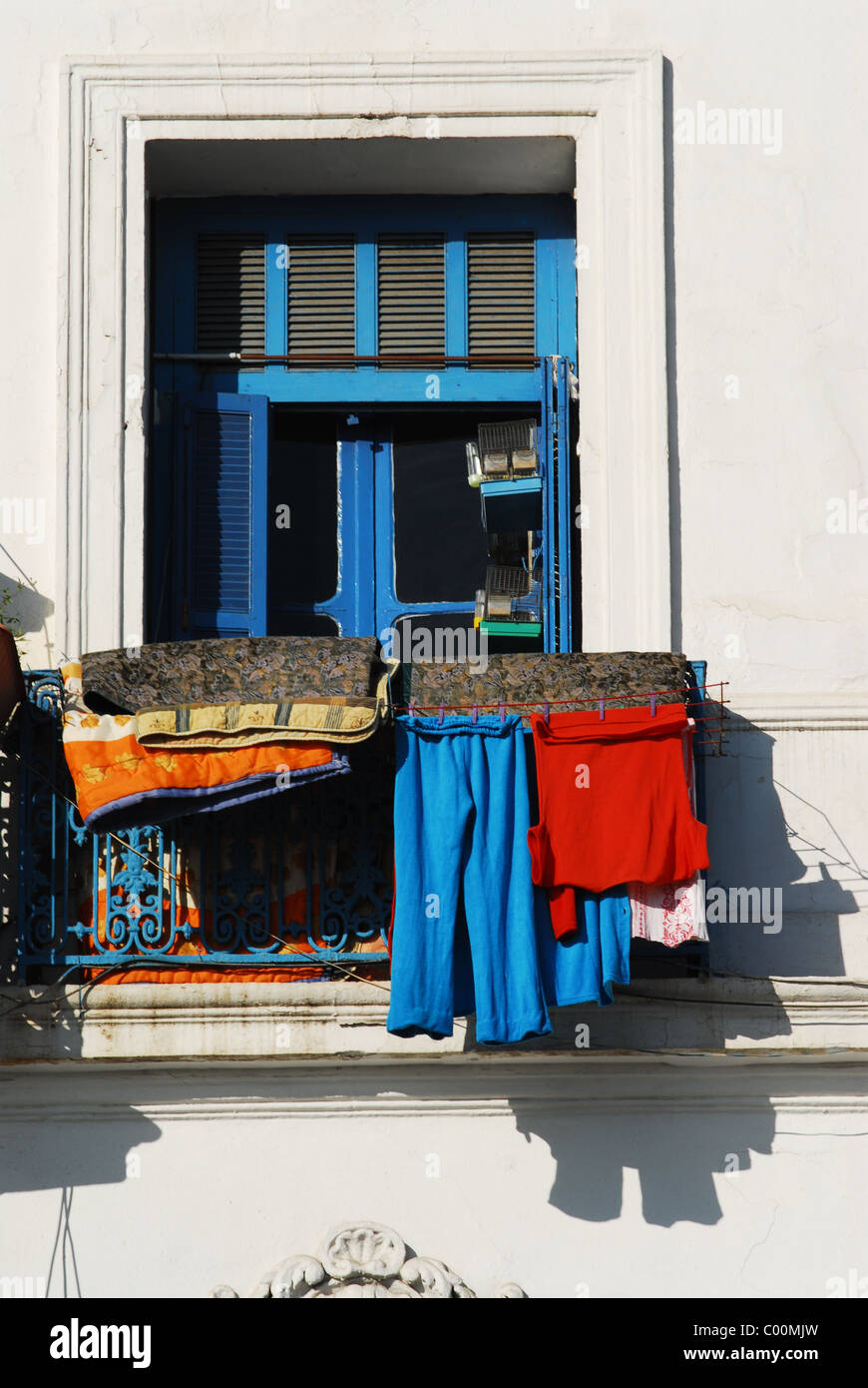 L'Algérie, Alger, suspendu à une corde à linge pour le séchage dans le bleu  balcon de bâtiment résidentiel Photo Stock - Alamy