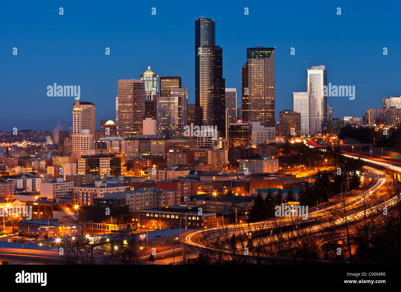 Seattle City skyline at night de Dr Jose Rizal Park sur Beacon Hill, Seattle, WA. Banque D'Images