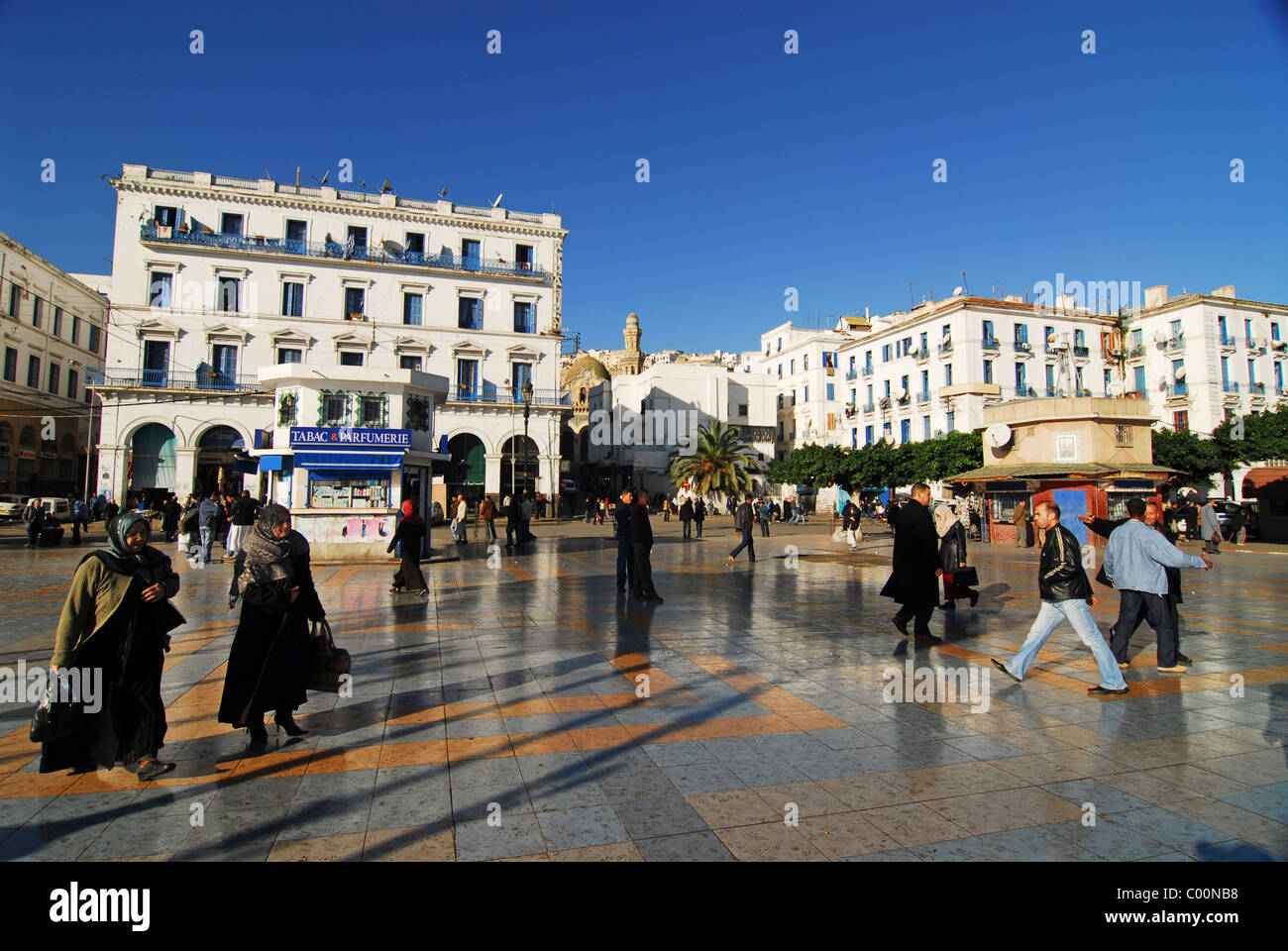L'Algérie, Alger, la réflexion sur la construction de piscine avec des gens qui marchent sur un sol carrelé en arrière-plan Banque D'Images L'Algérie, Alger, la réflexion sur la construction de piscine avec des gens qui marchent sur un sol carrelé en arrière-plan Banque D'Images