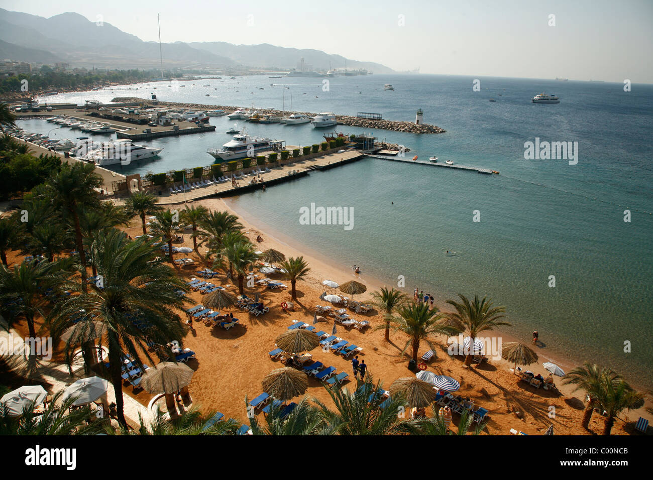 Voir au-dessus de plages d'Aqaba, en Jordanie. Banque D'Images