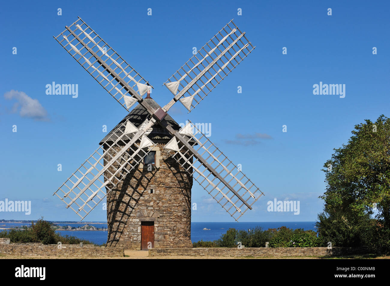 Moulin de Craca, un moulin en pierre traditionnelle à Plouézec, Bretagne, France Banque D'Images