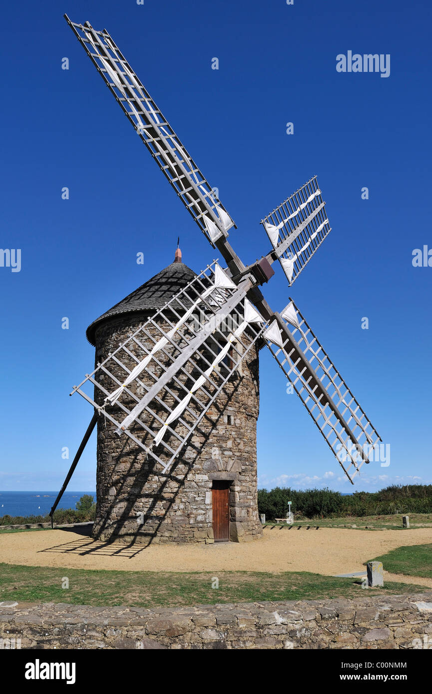 Moulin de Craca, un moulin en pierre traditionnelle à Plouézec, Bretagne, France Banque D'Images