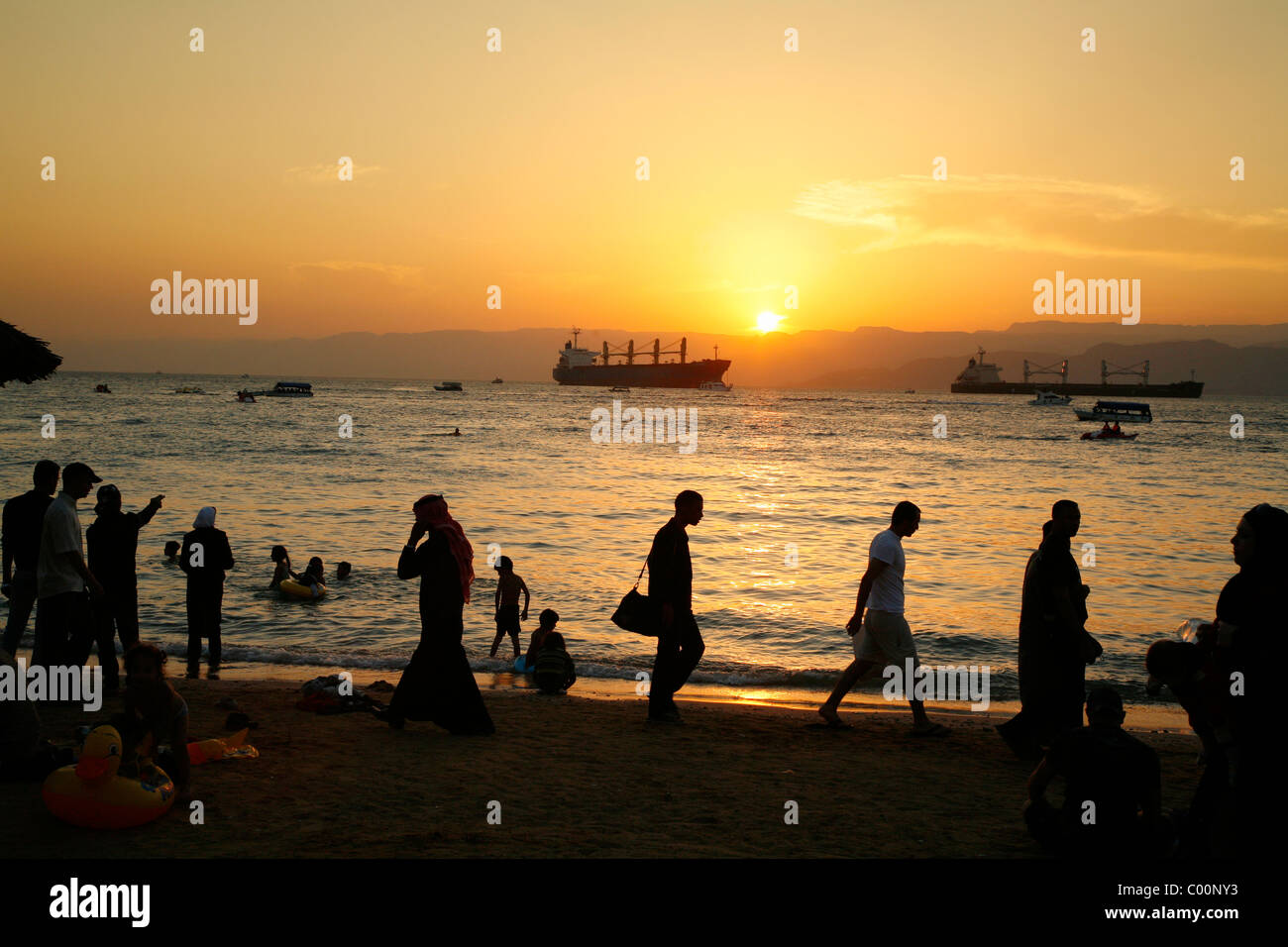 Les gens sur la plage publique d'Aqaba, en Jordanie. Banque D'Images