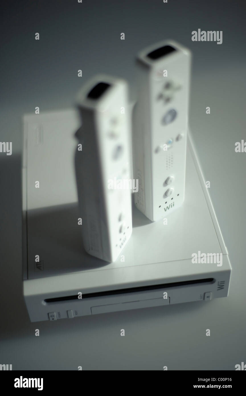 Selective focus shot d'une console de jeux vidéo Nintendo Wii Wiimote avec deux contrôleurs sans fil Banque D'Images