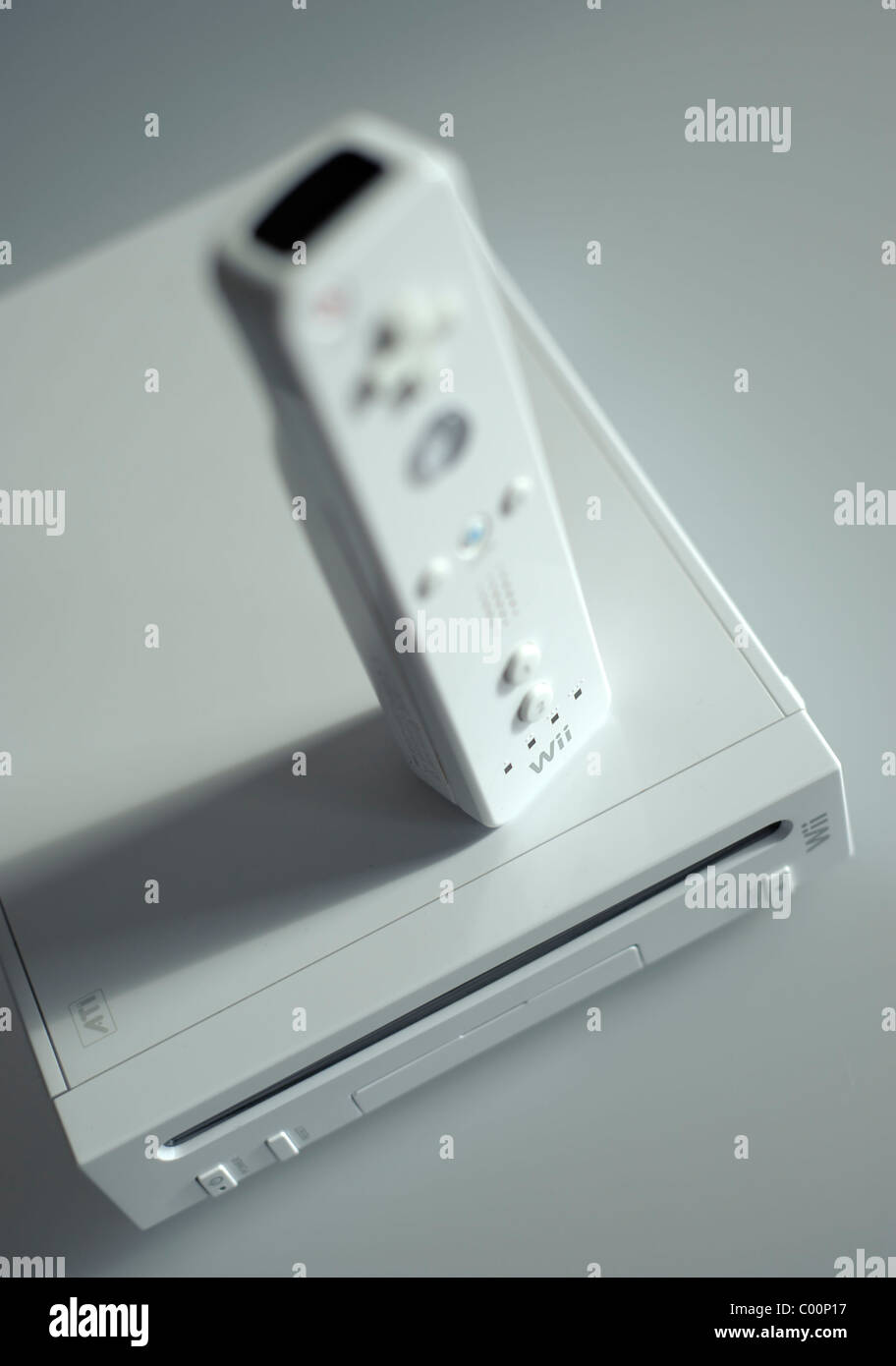 Selective focus shot d'une console de jeux vidéo Nintendo Wii Wiimote contrôleur sans fil avec Banque D'Images