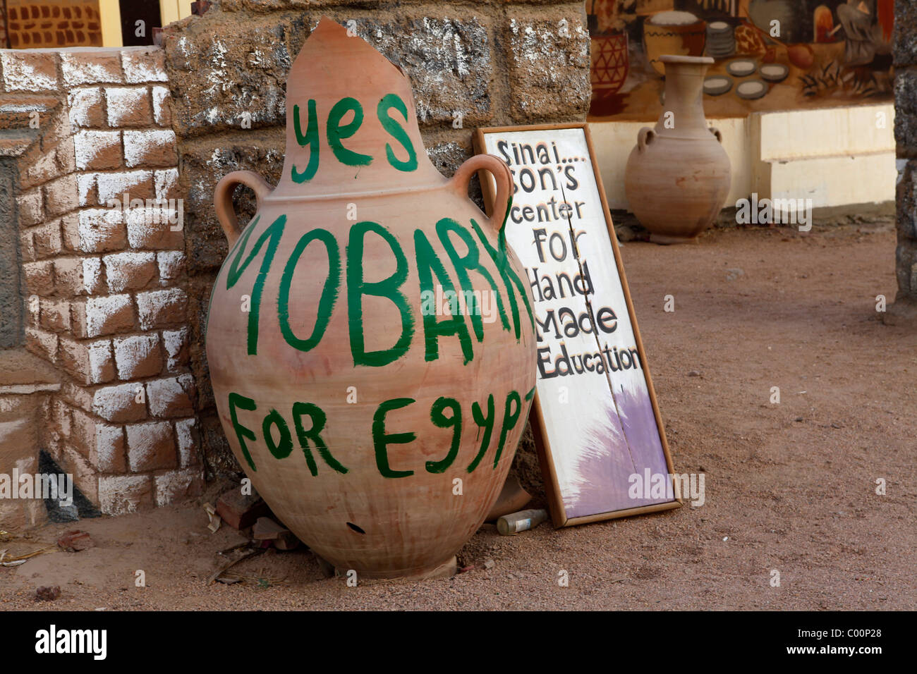 Un signe extérieur d'une boutique d'artisanat égyptien affiche soutien au Président Hosni Moubarak. Banque D'Images