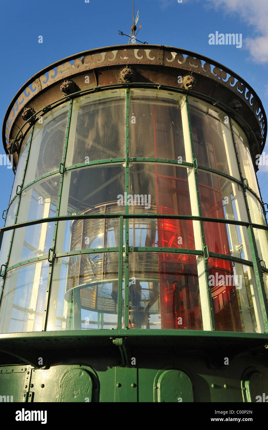 Lentille de Fresnel avec lanterne de phare à Lézardrieux, Bretagne, France Banque D'Images