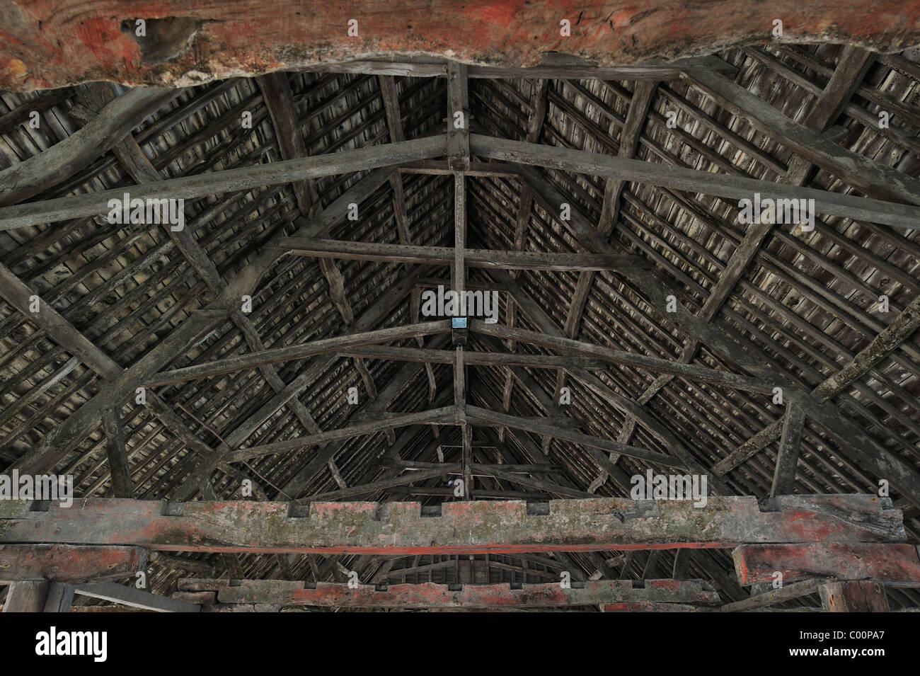 Les halles à pans de bois, un marché couvert datant du début du 15ème siècle à Plouescat, Finistère, Bretagne, France Banque D'Images