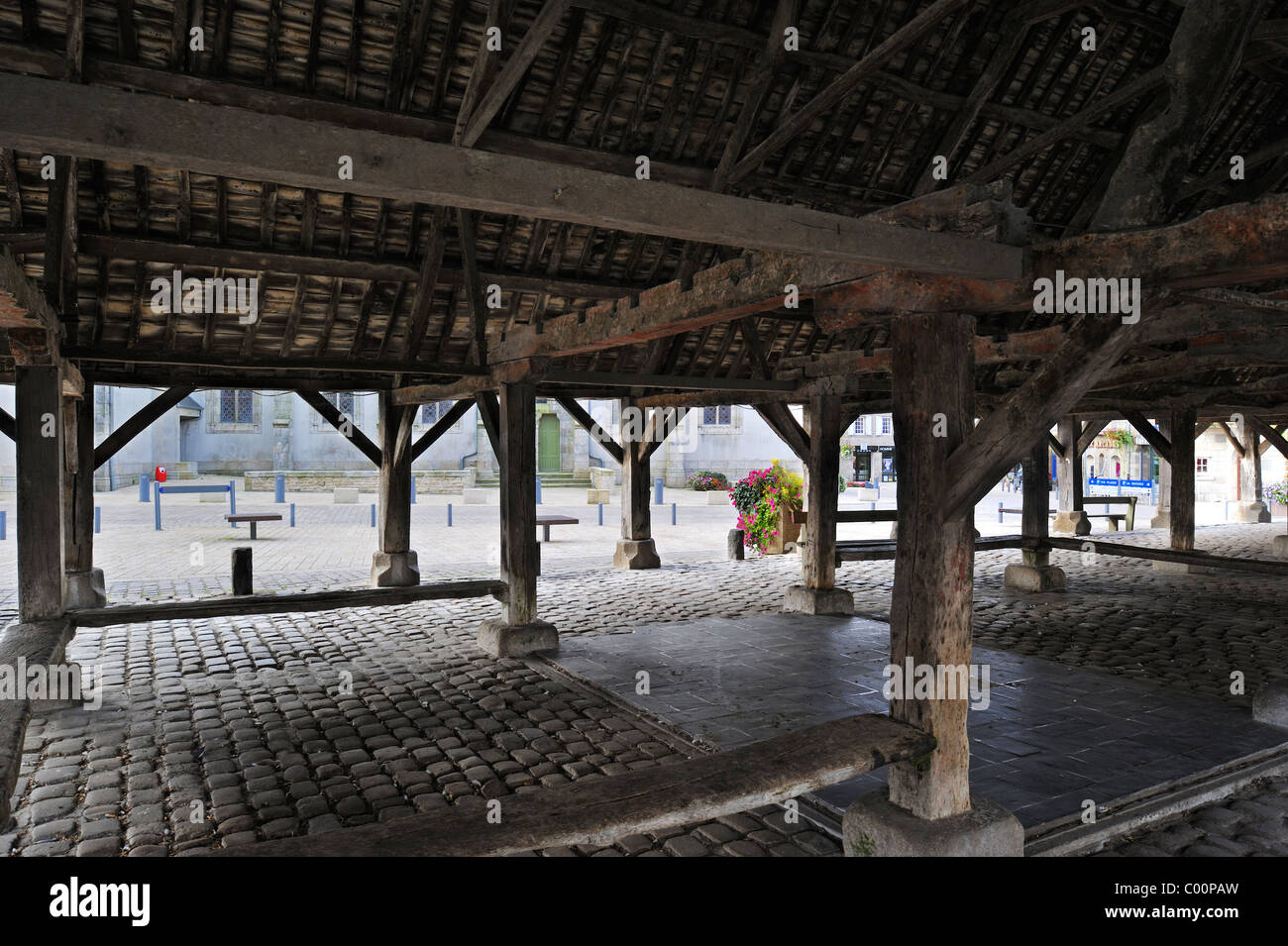 Les halles à pans de bois, un marché couvert datant du début du 15ème siècle à Plouescat, Finistère, Bretagne, France Banque D'Images