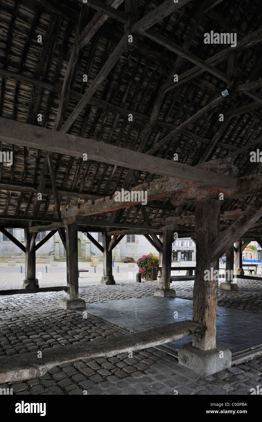 Les halles à pans de bois, un marché couvert datant du début du 15ème siècle à Plouescat, Finistère, Bretagne, France Banque D'Images