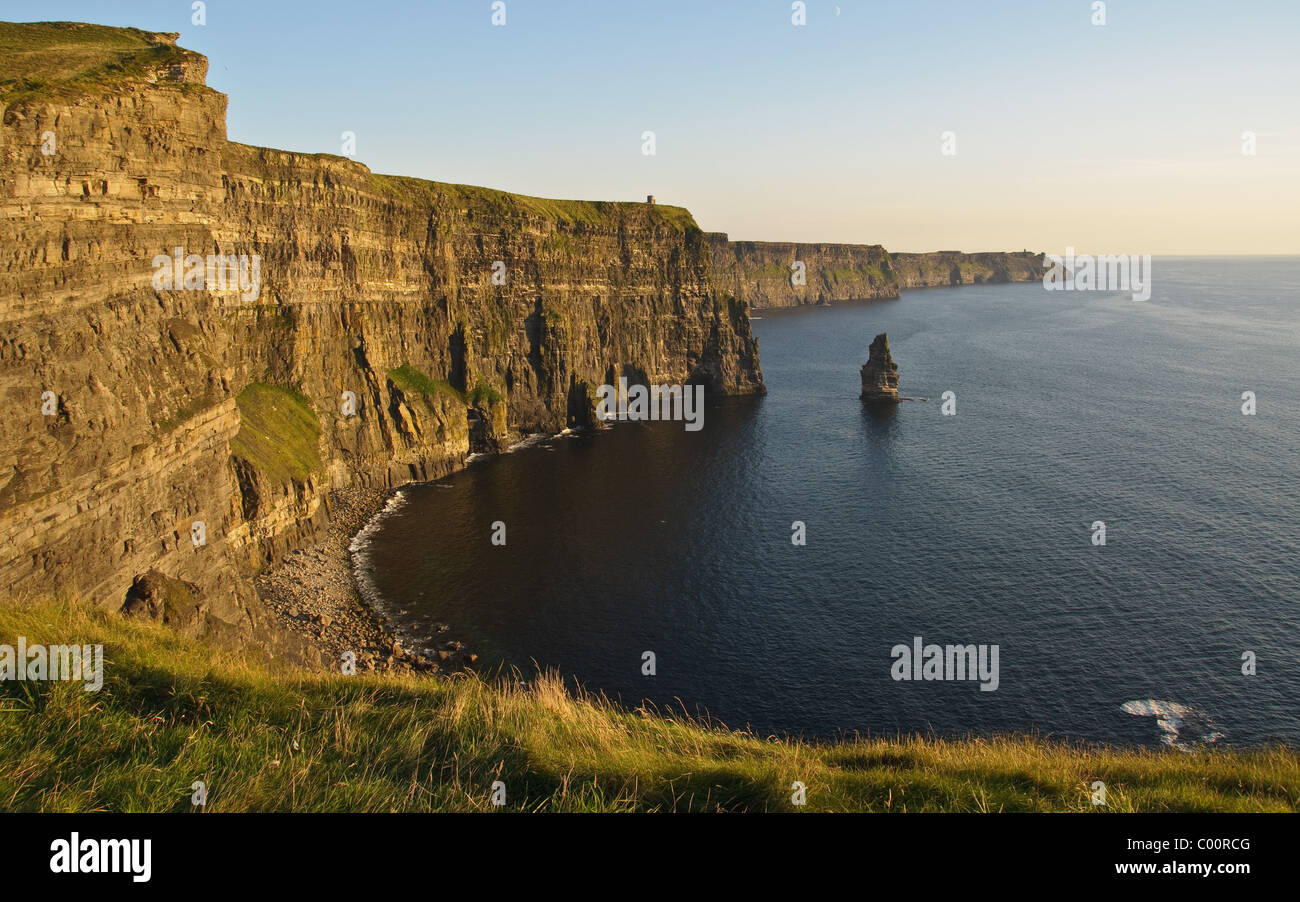 La fin photo coucher du soleil irlandais célèbres falaises de Moher Banque D'Images