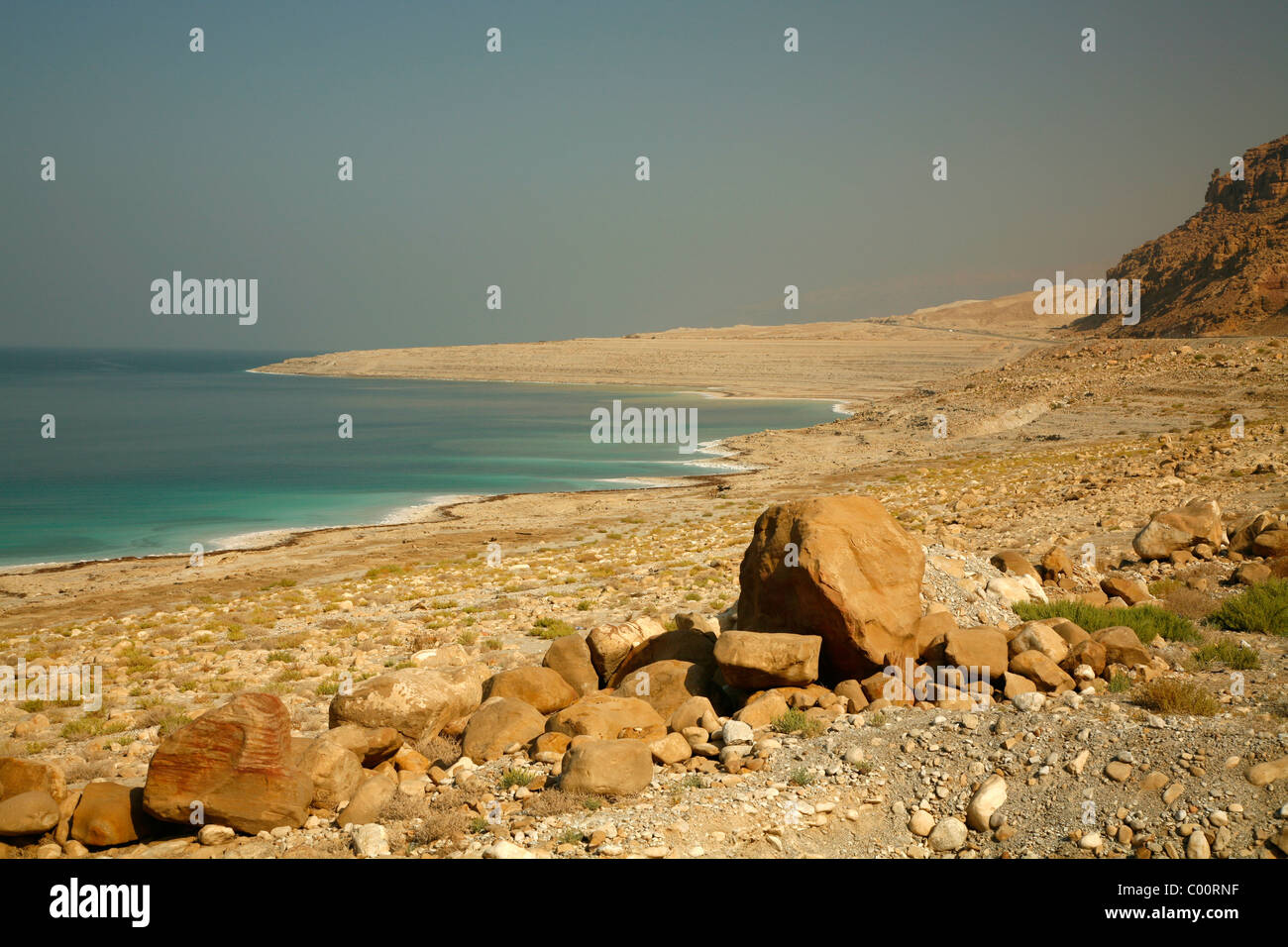 Vue sur le rétrécissement de la mer Morte en Jordanie. Banque D'Images