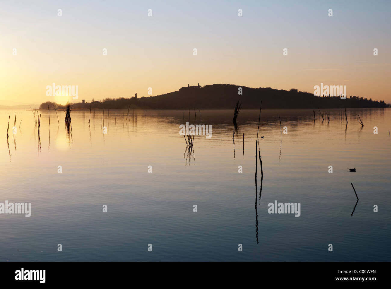 Italie - coucher de soleil sur le lac Trasimène - Isola Polvese vue depuis Passignano lakeside village - Ombrie - Pérouse district Banque D'Images