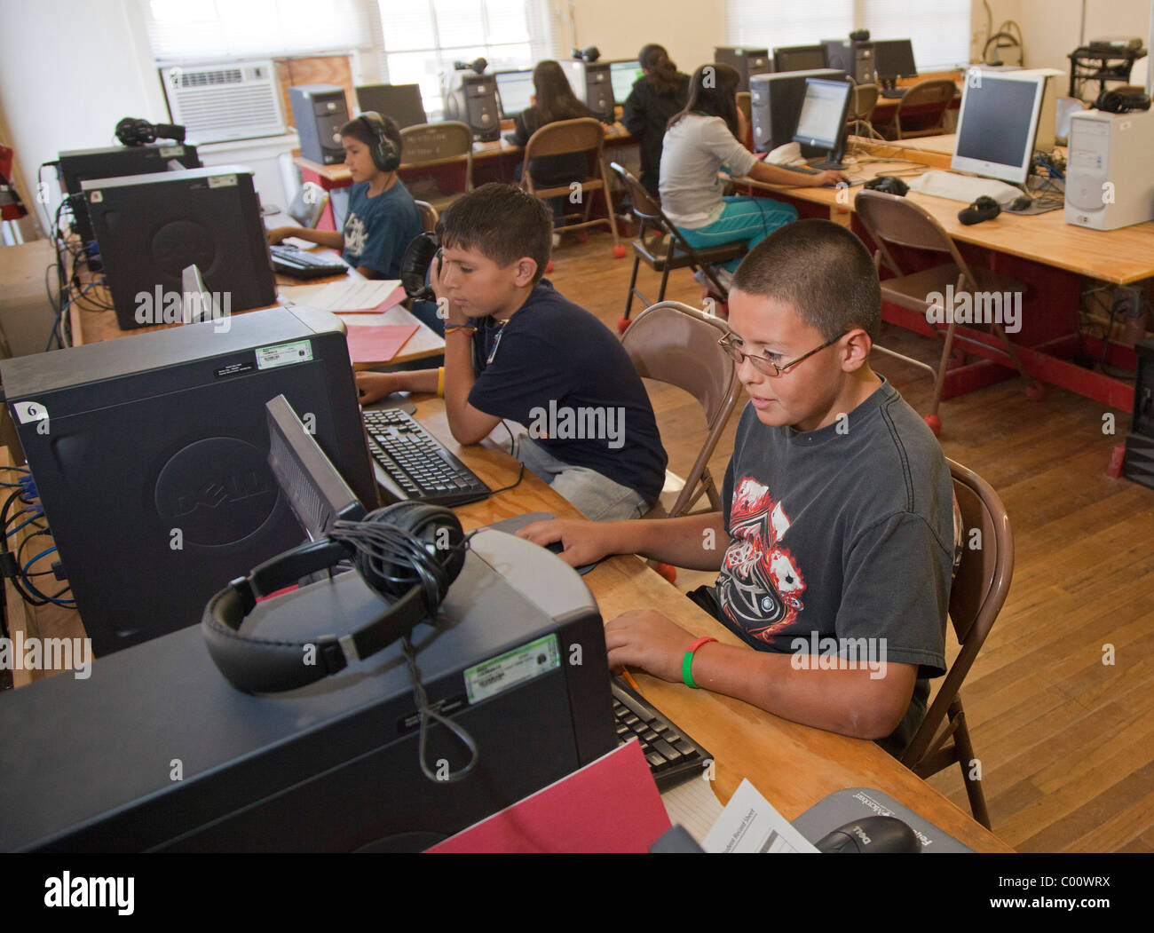 Les élèves de cinquième année en laboratoire d'informatique de l'école Banque D'Images