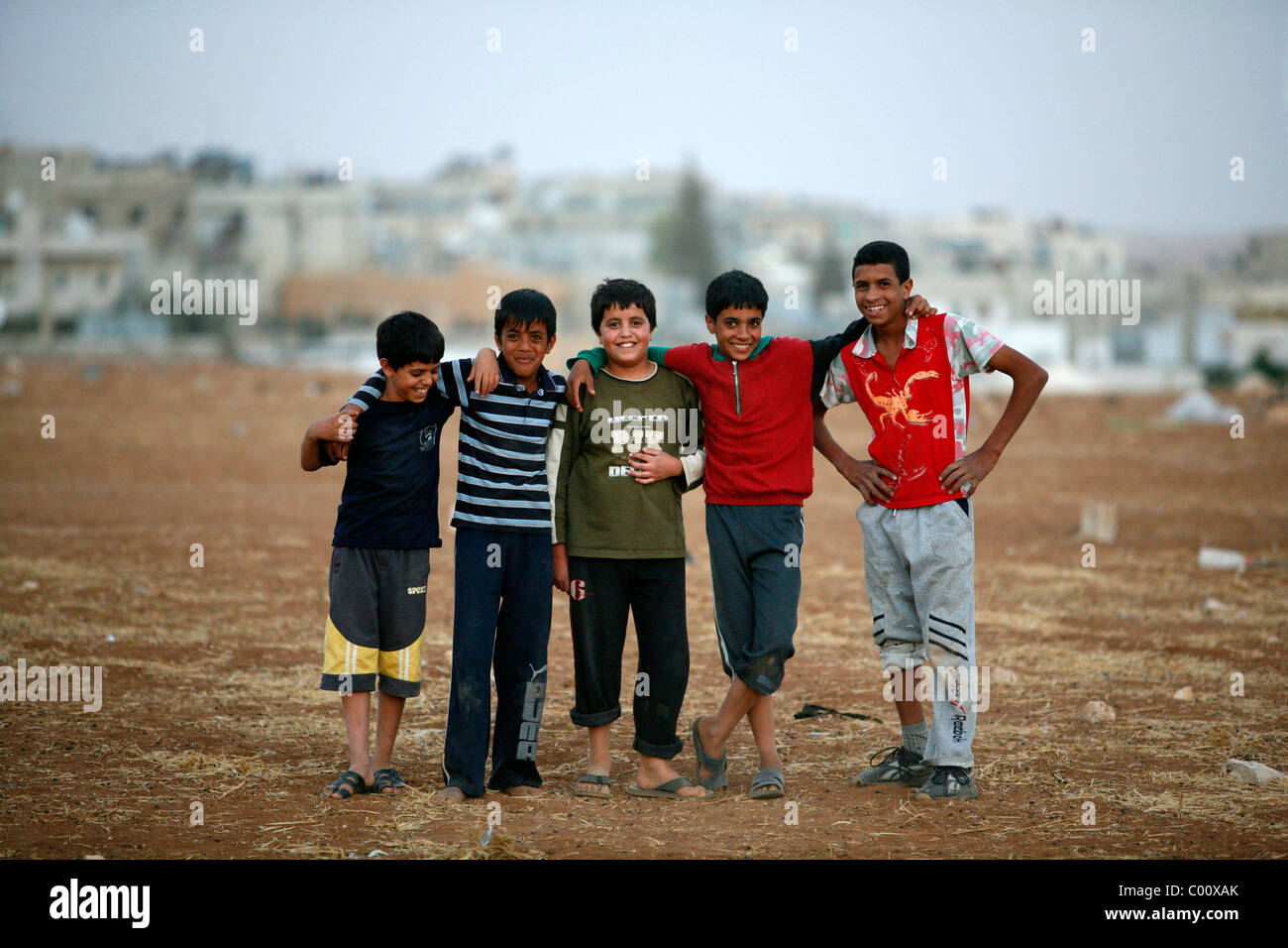Les enfants jouent au football à Madaba, Jordanie. Banque D'Images