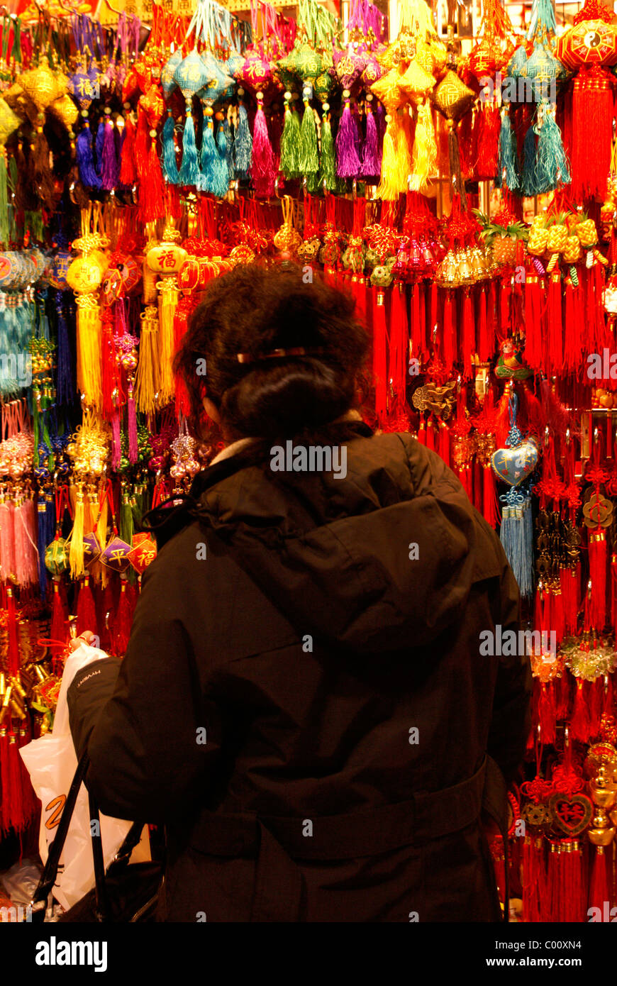 Woman shopping for good luck charms au Nouvel An chinois dans le Village International Mall, Chinatown, Vancouver, BC, Canada Banque D'Images