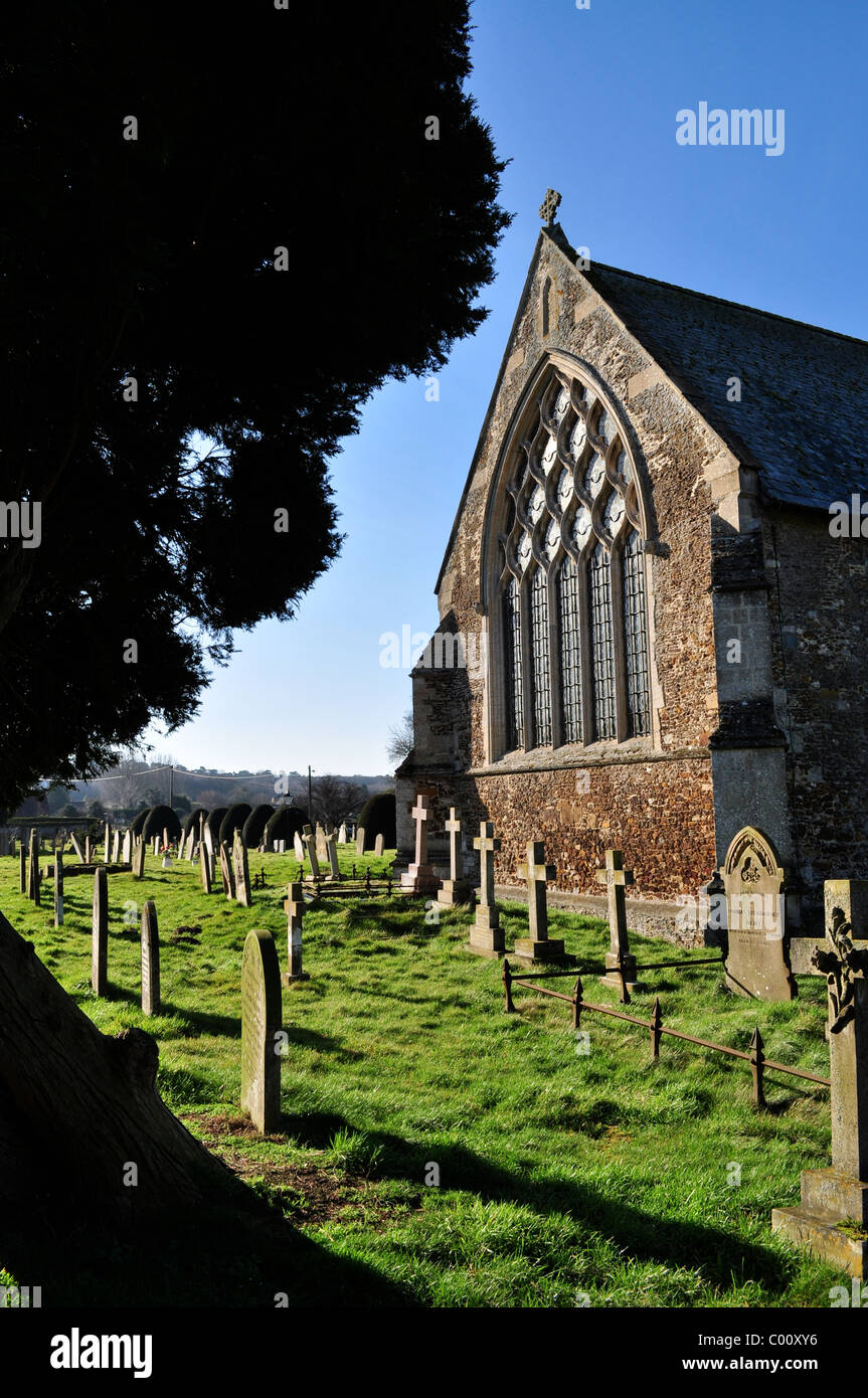 Vieux cimetière anglais au printemps, Saint-Nicolas, Dersingham, église normande site. Banque D'Images