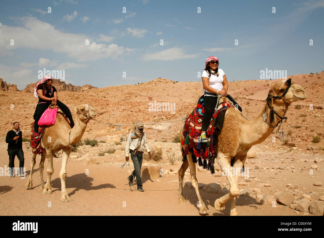 Touristes d'équitation de chameau, Petra, Jordanie. Banque D'Images