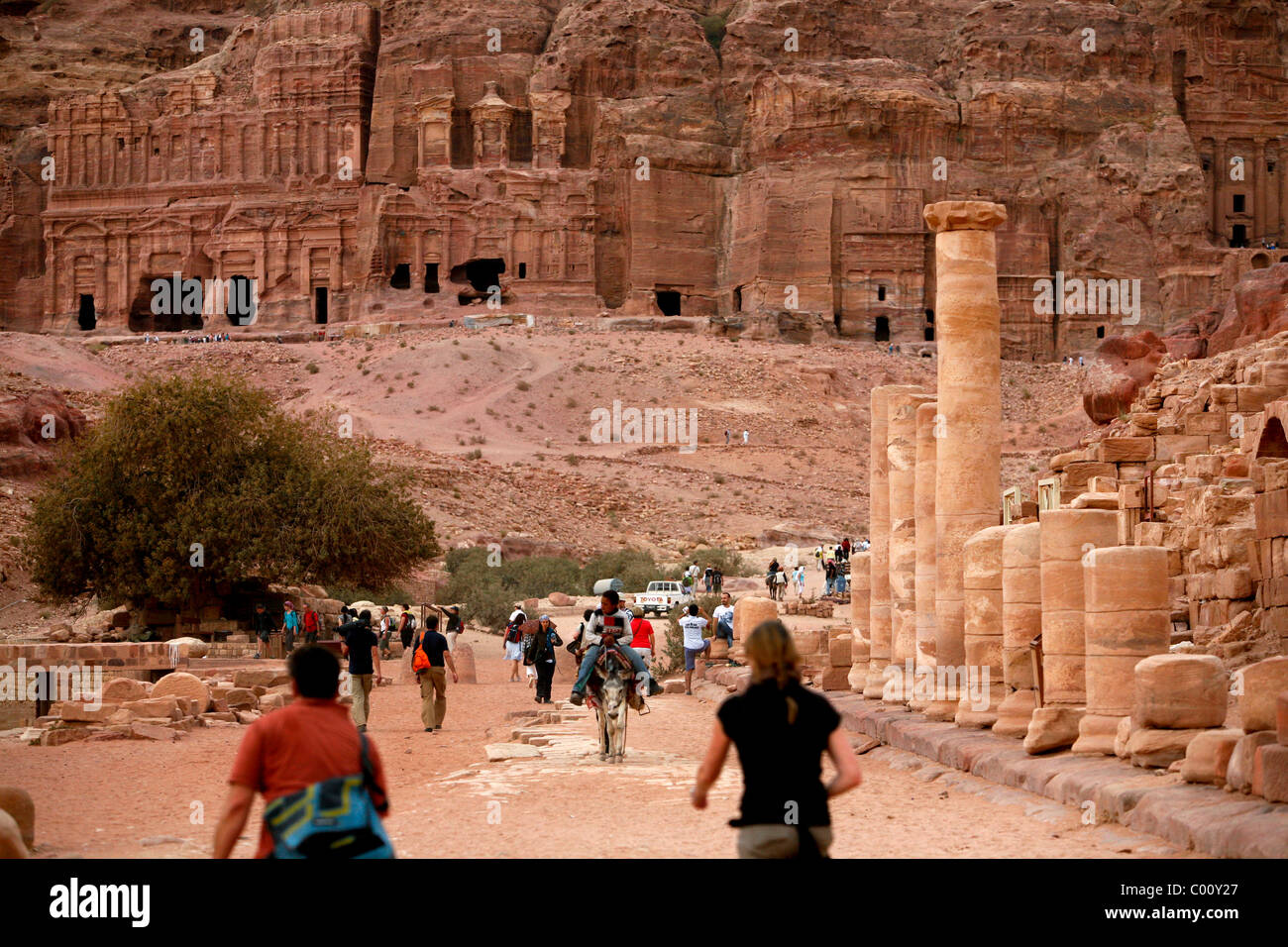 La rue à colonnade et les tombeaux royaux dans l'arrière-plan, Petra, Jordanie. Banque D'Images