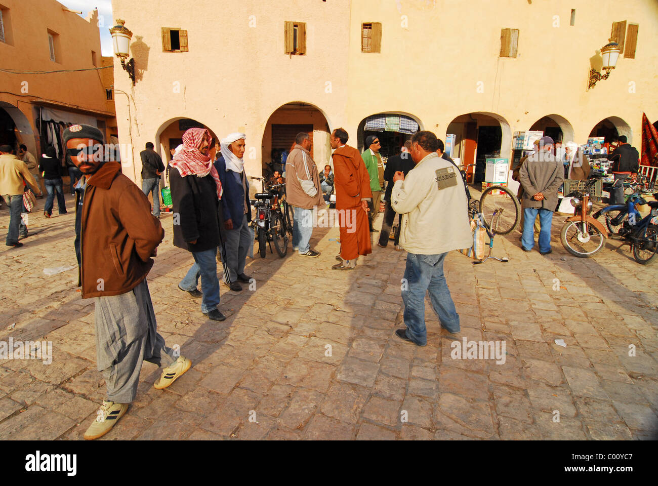 L'Algérie, Ghardaïa, les gens à la place de marché avec une variété d'objets comestibles disposées en sacs pour la vente Banque D'Images L'Algérie, Ghardaïa, les gens à la place de marché avec une variété d'objets comestibles disposées en sacs pour la vente Banque D'Images