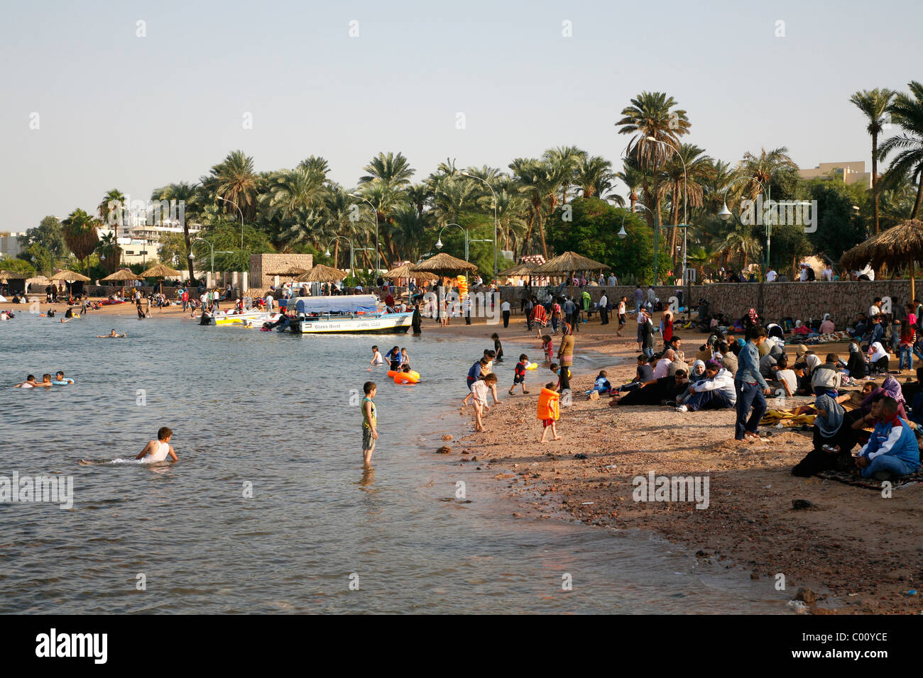 Les gens sur la plage publique d'Aqaba, en Jordanie. Banque D'Images