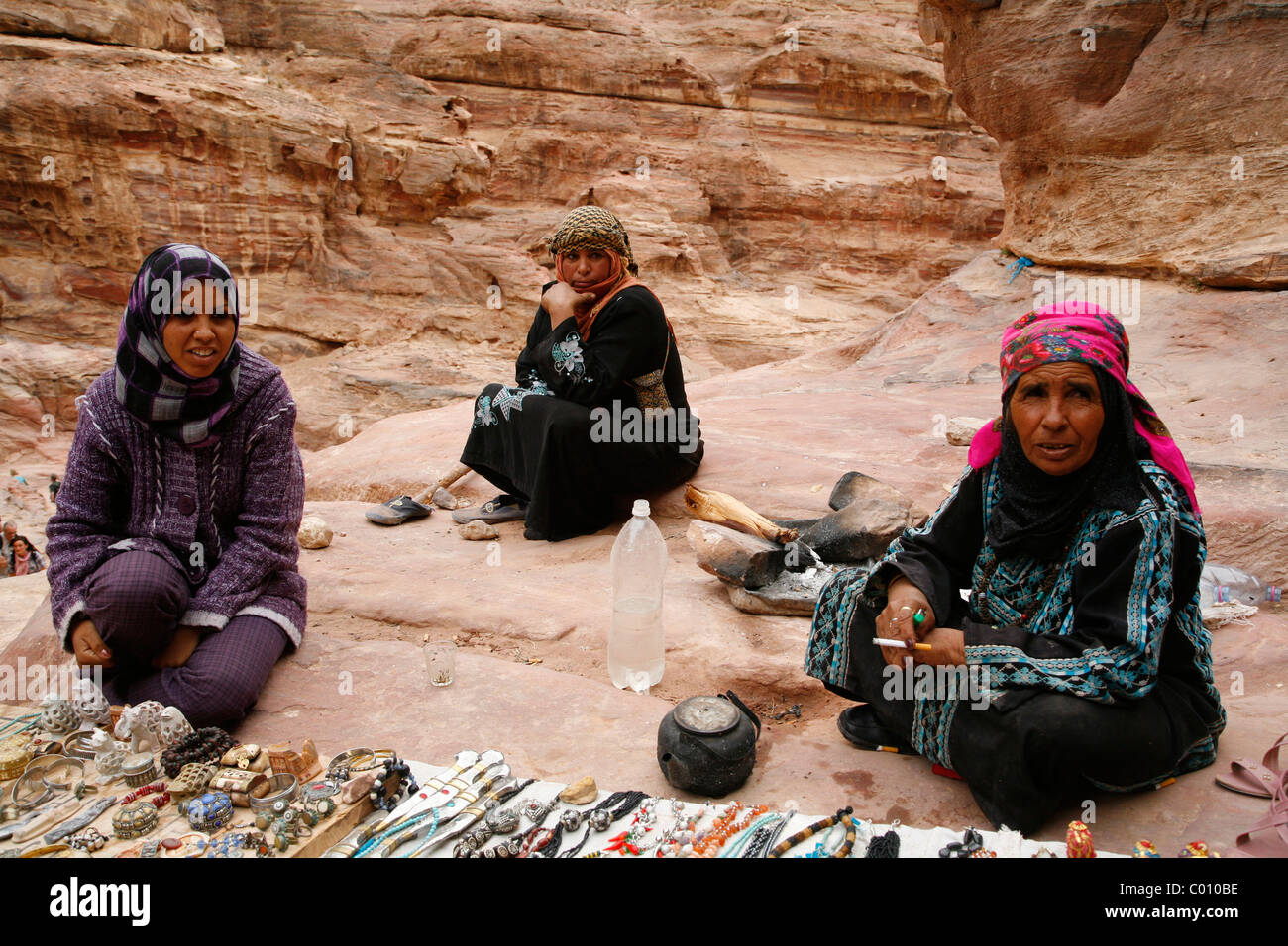 Les femmes bédouines, bijoux vente, Petra, Jordanie. Banque D'Images