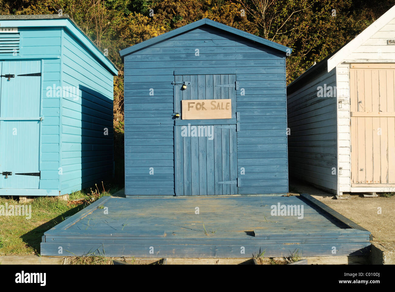Cabane de plage le long de la plage de Sandown et shanklin,entre l'île de Wight, Angleterre hampshire uk Banque D'Images