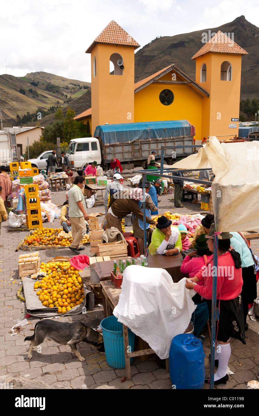 Prise à Zumbahua les samedi, le marché de l'Equateur, près de Latacunga et lac de cratère Quilotoa Banque D'Images