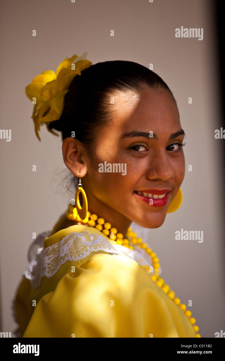 Les danseurs en costume traditionnel pendant le Festival de San Sebastian à San Juan, Porto Rico. Banque D'Images